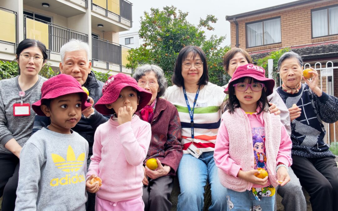 長幼攜手摘桔子 跨代共融享收穫