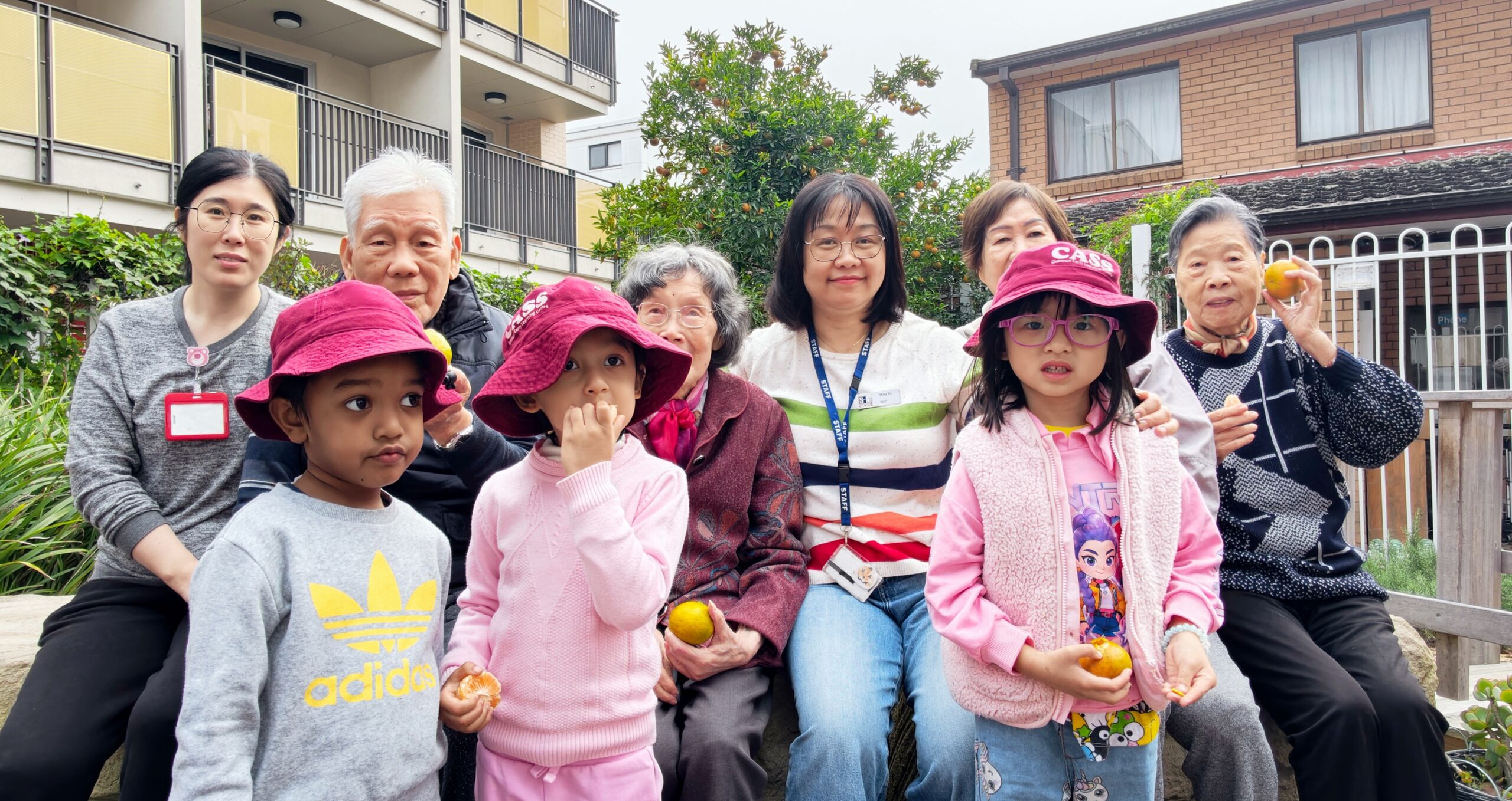 长幼携手摘桔子 跨代共融享收获